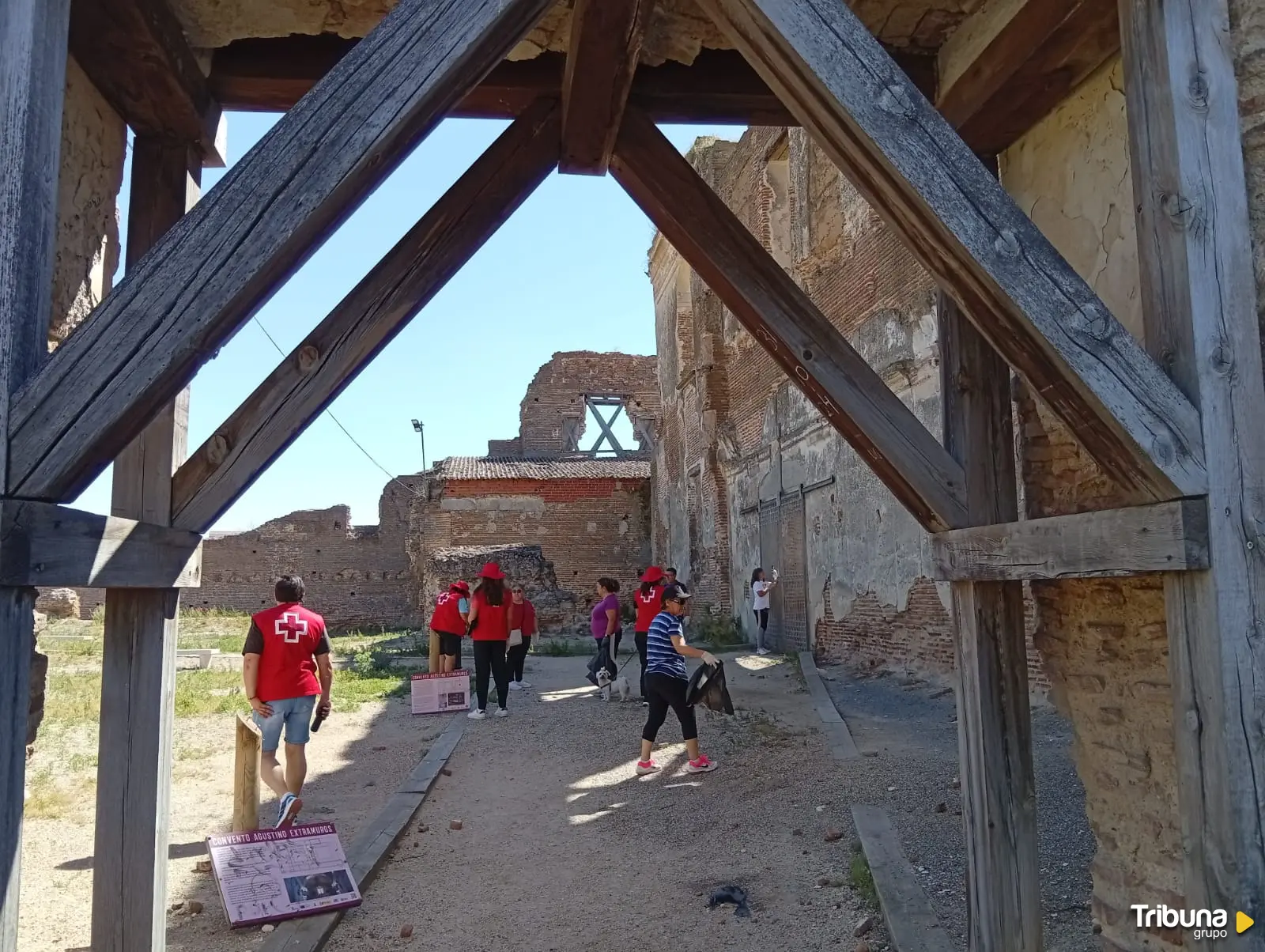 Recogida de basura por Cruz Roja.