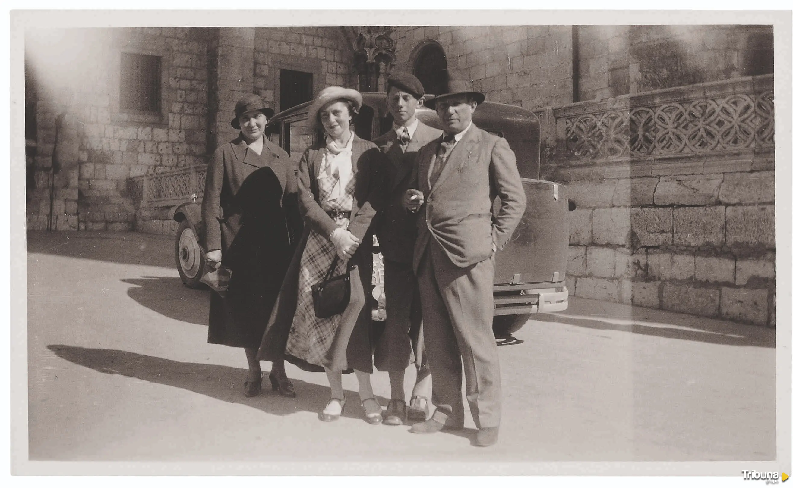 Olga, Paulo y Pablo Picasso delante de la Catedral de Santa María, Burgos, agosto,1934