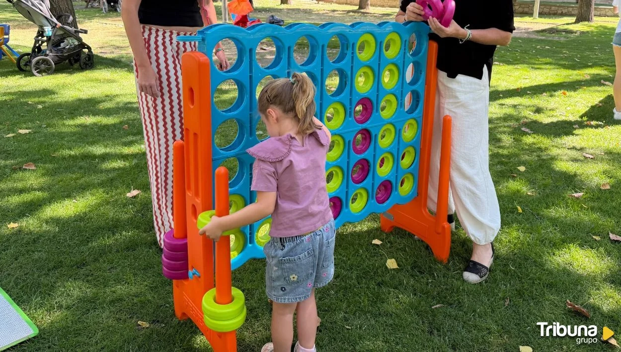 niña jugando en un parque de ávila.
