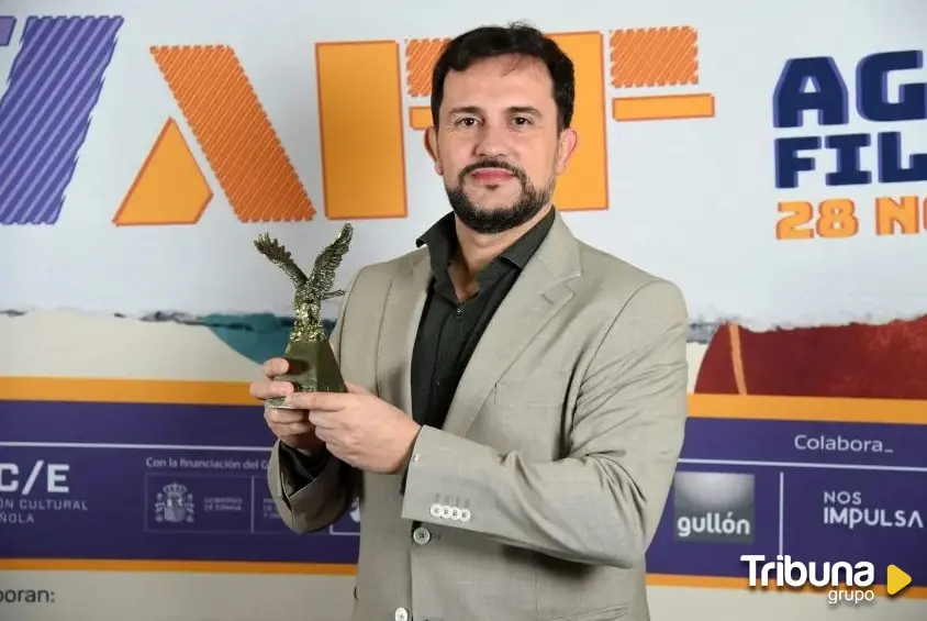Juan Carlos Mostaza recoge el premio a la Mejor Dirección en el AFF por 'El síndrome del recomendado'