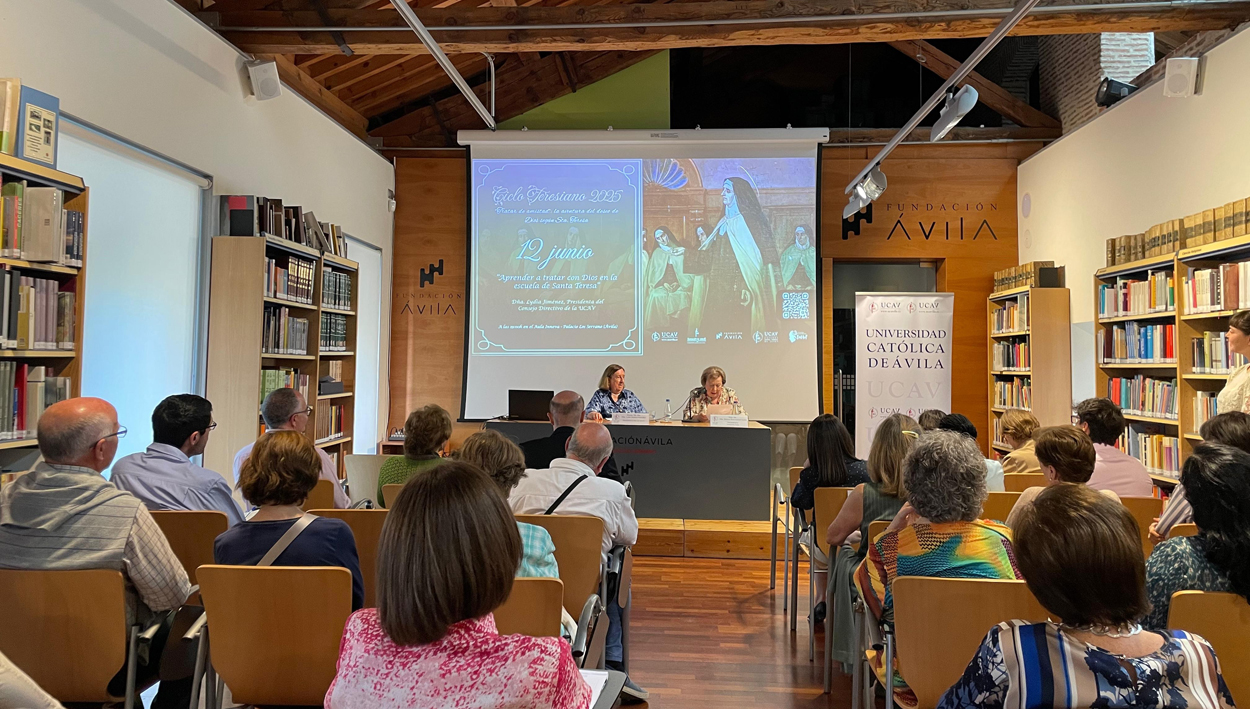 Lydia Jiménez clausura el Ciclo Teresiano de la UCAV