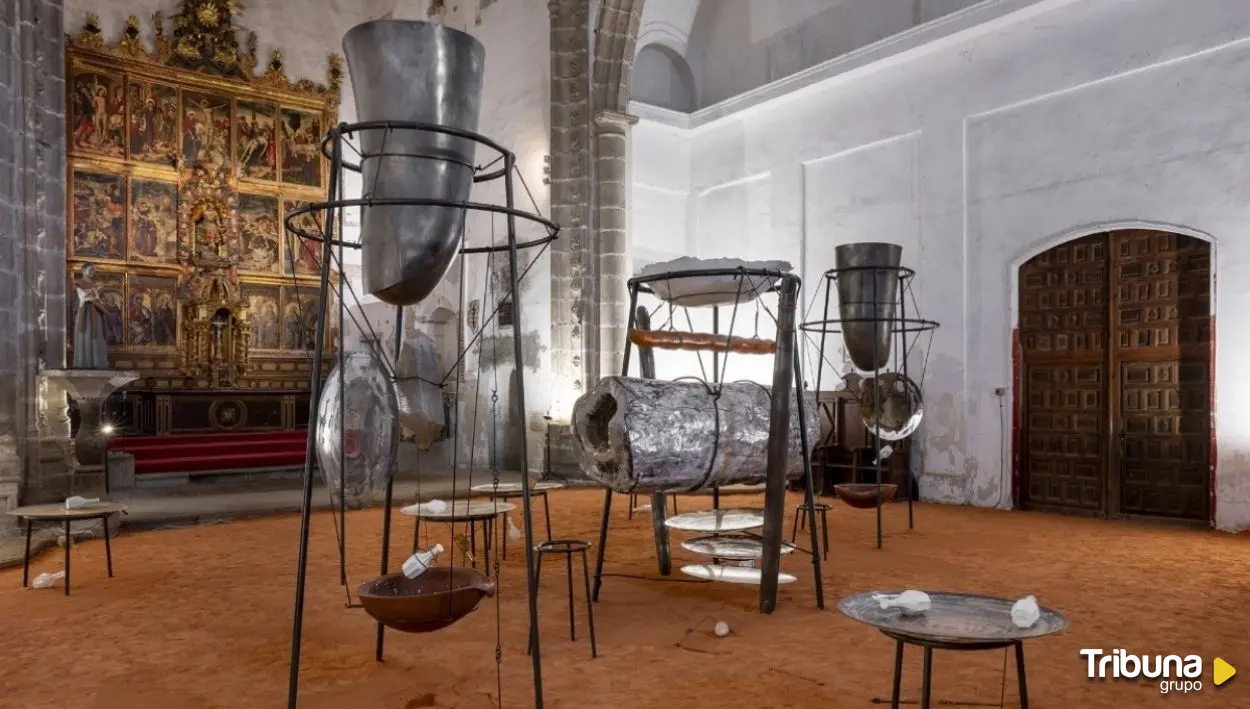 Vista de la instalación Yo, vos y la luna, de Tunga, en la iglesia de San Miguel. Foto: Roberto Ruiz.