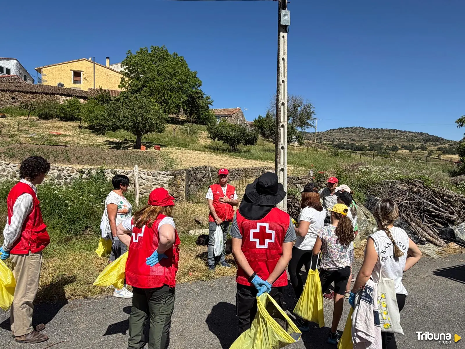 Recogida de basura por Cruz Roja.