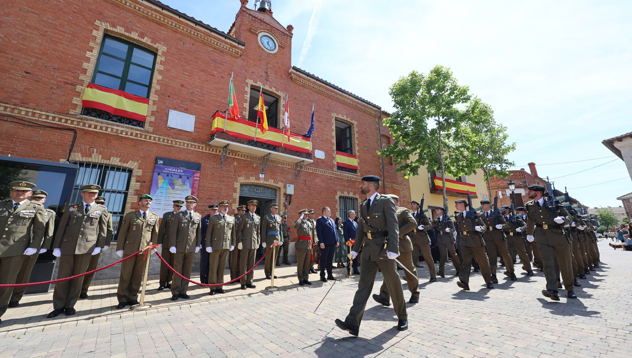Cigales rinde homenaje a la bandera de España y a las personas que dieron su vida por ella