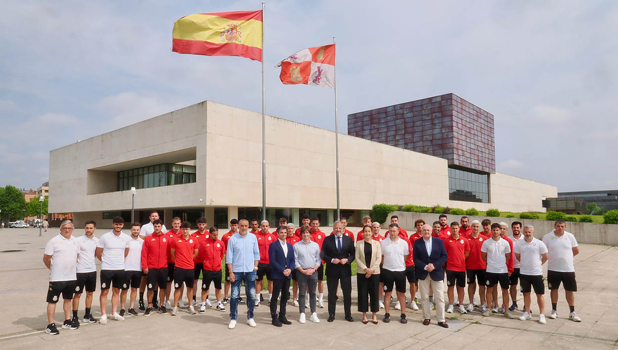 El presidente de las Cortes recibe a la Cultural y Deportiva Leonesa tras su ascenso
