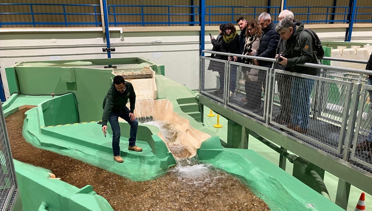 Responsables del Centro de Estudios Hidrográficos visitan el laboratorio de hidráulica de Iberdrola