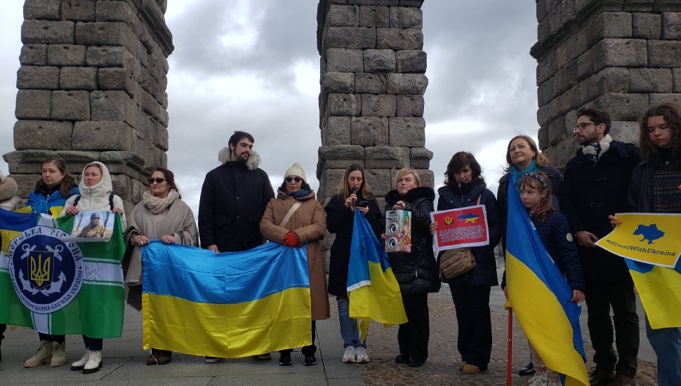 Dos años de invasión de Ucrania, recordados bajo el Acueducto