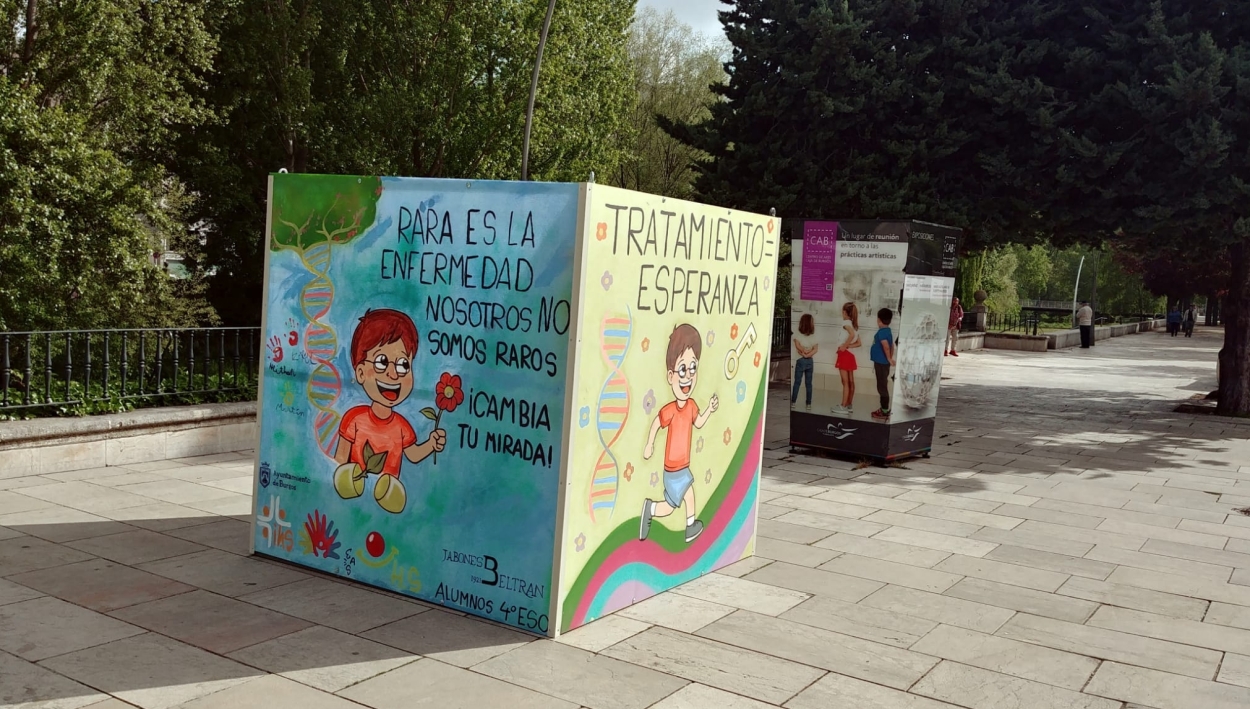 Burgos instala un cubo artístico en el Paseo Sierra de Atapuerca para combatir el vandalismo