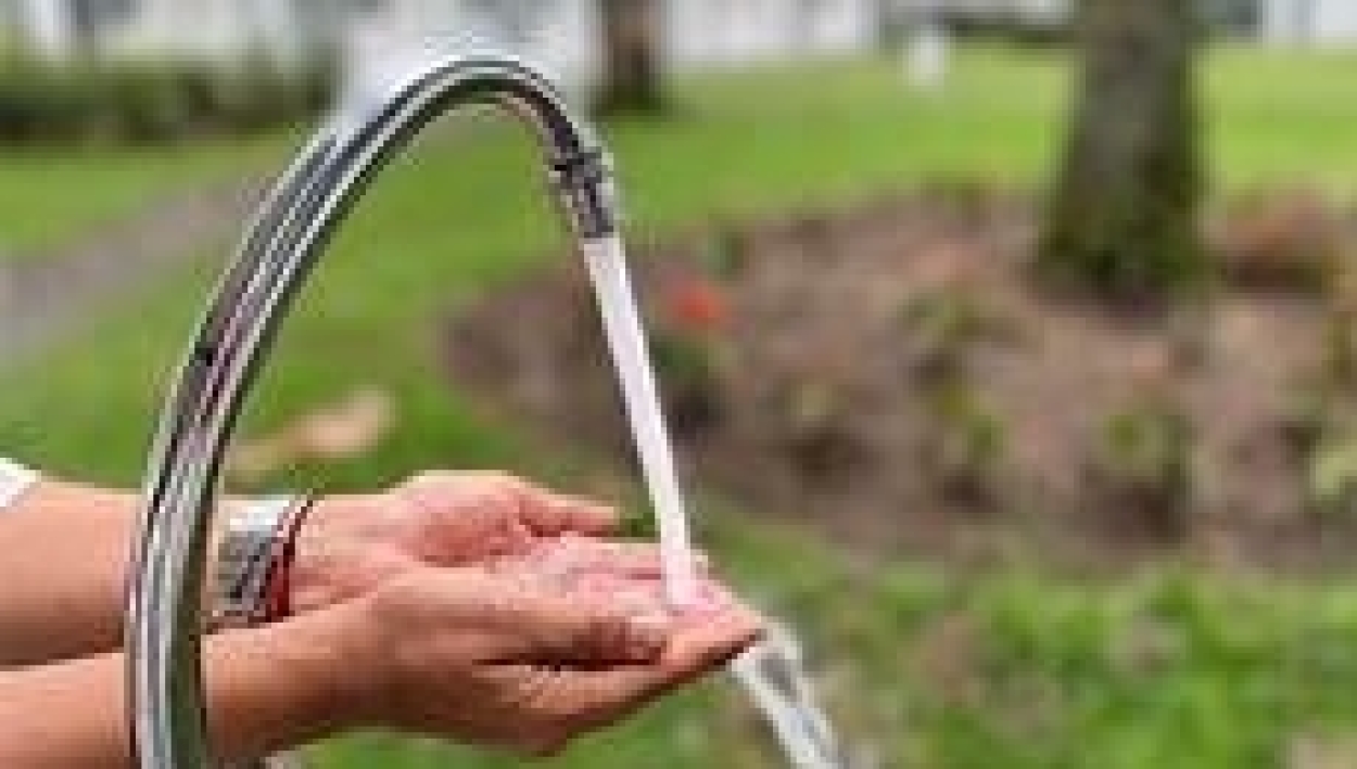 Segovia prohíbe el riego y el llenado de piscinas en siete zonas por la falta de agua