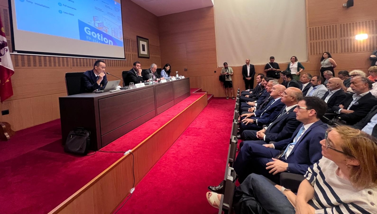 PSOE y VTLP exigen a Carnero agilizar los trámites para que Gotion inicie las obras en 2027