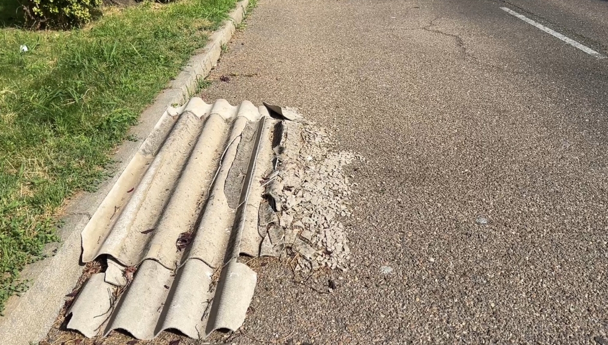 Denuncian la presencia de residuos con amianto en una calle de Barrio España: "Es peligroso"