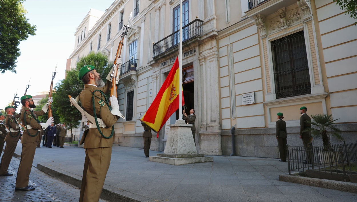 El solemne arriado de bandera centra la celebración del Día de las Fuerzas Armadas en Valladolid