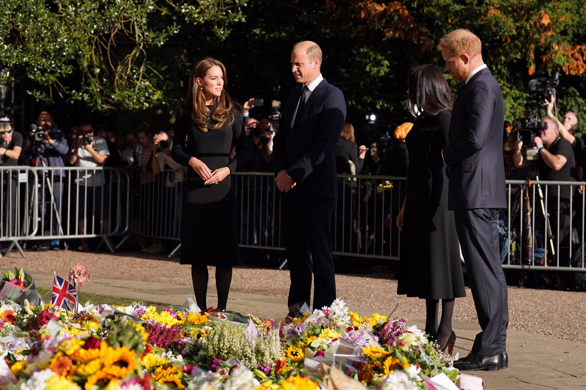 La imagen de la reconciliación: Guillermo y Harry reaparecen con sus  esposas para saludar al público en Windsor - Tribuna de Ávila.