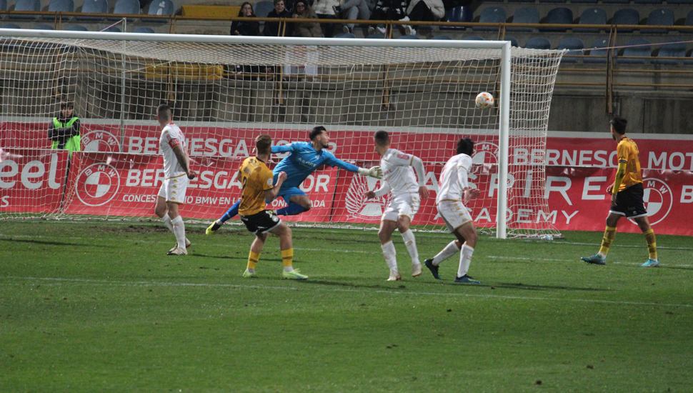 David Vicente estrellando su disparo en el marco leonés. Fotografía: José Martín